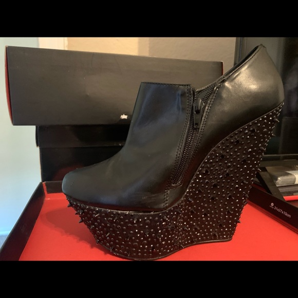 Wild Thing, black wedges with sequin sparkles and spikes(small) size 8.5 - Picture 3 of 3